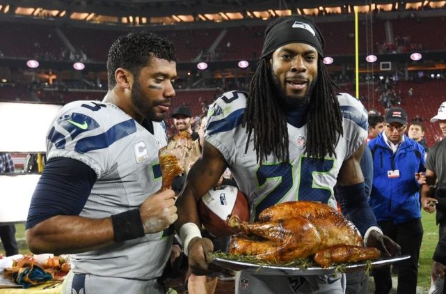 NFL球员为何能赛后吃鸡? 原是橄榄球与节日融