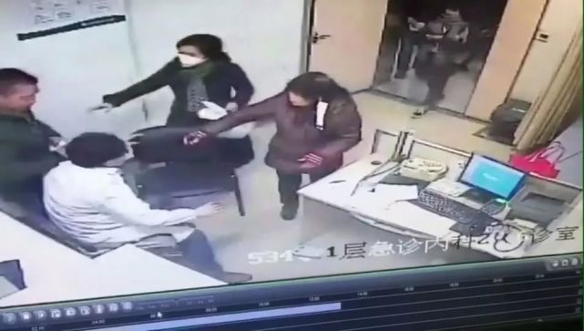 杭州某医院急诊室监控拍到的这一幕 网友怒了
