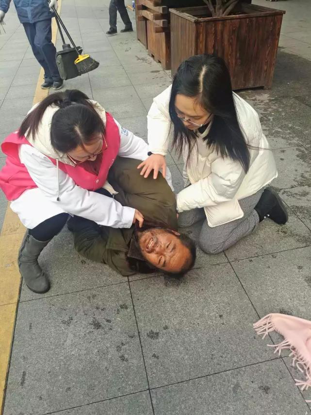 老人突然倒地抽搐口吐白沫 两位姑娘跪在他身