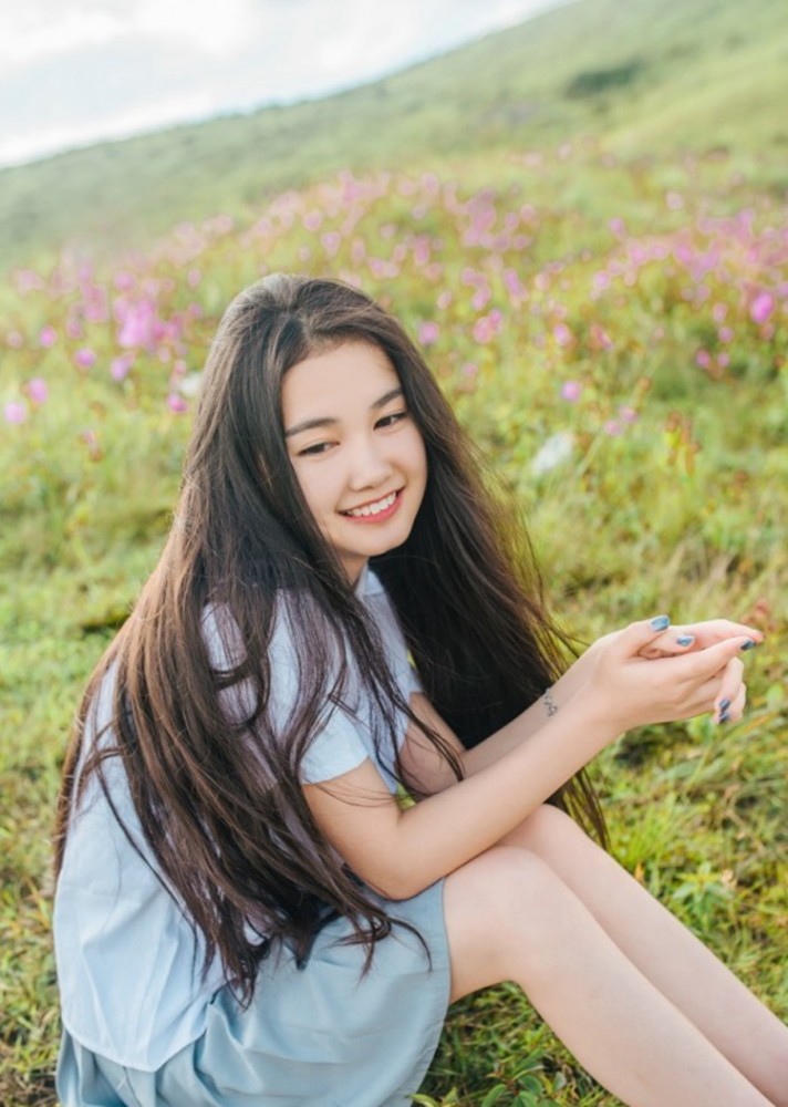 清纯美女户外唯美气质写真,满脸的微笑让她格外清秀