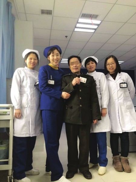 长沙一护士深夜去火车站买票 送患者及时回家