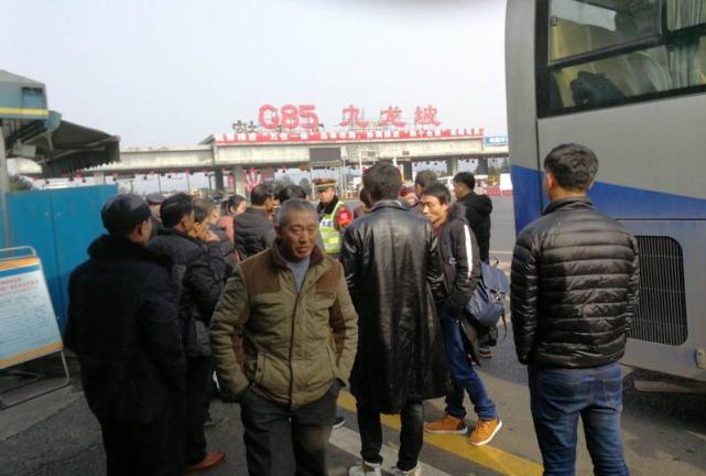 客车司机半路想甩客？先问问高速执法答不答应