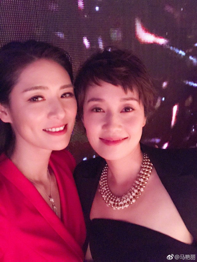 马伊马艳丽再同框,不打针折腾的冻龄女神