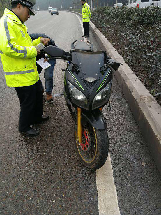 酒后驾车遭遇车祸 司机连带乘客飞出几十米