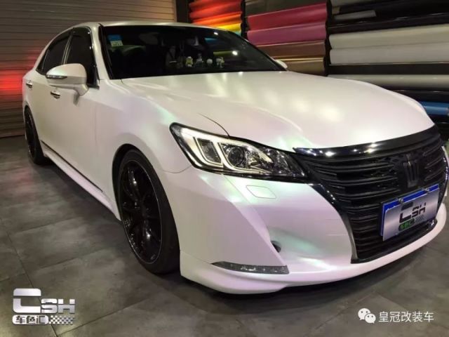 皇冠改装车-两代不同风格的丰田皇冠 优雅与高贵的 改