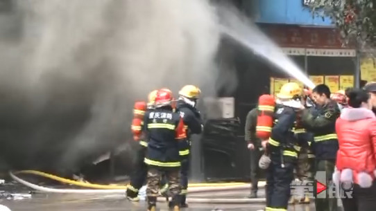 重庆一步行街发生大火 扑灭后多次复燃