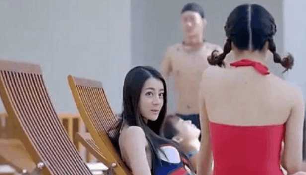迪丽热巴罕见泳装照,网友:比关晓彤有料多了,连