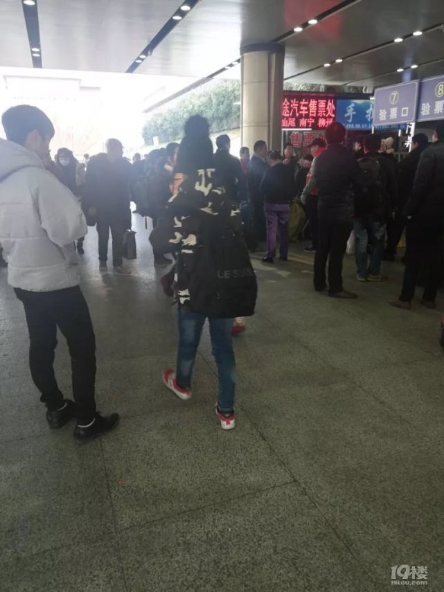 男孩在车站借手机 意外举动超暖心