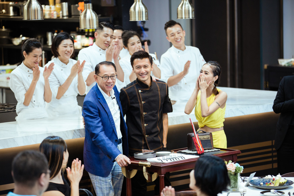 香港隐形富豪一开口,8家银行就送上51亿贷款,