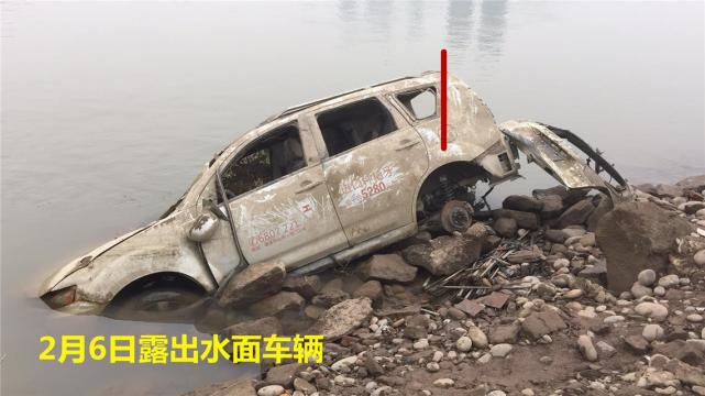 又一辆车“浮出水面” 这座大桥下究竟淹着多少车？