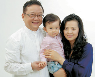 57岁也玩网恋,和珅王刚第三任妻子,生的小儿子和孙子一样大