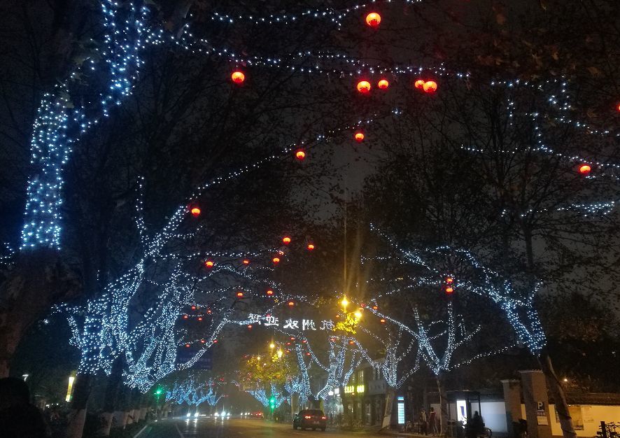 夜晚的南山路的点点灯光,好像触手可及的星星,原来平凡无奇的马路也