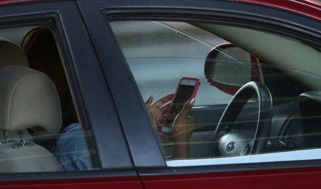 法国法院:司机路边停车玩手机同样违法 罚135