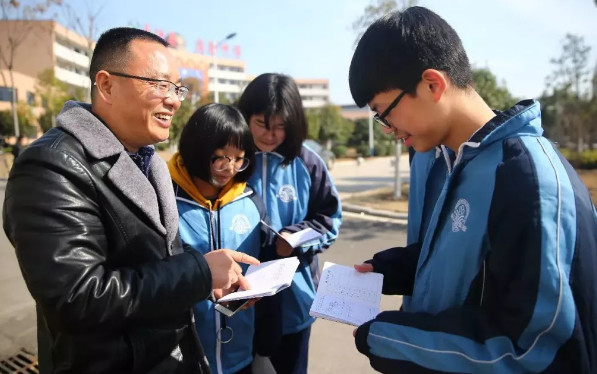 长沙一班主任为52名学生写藏头诗 将名字写进