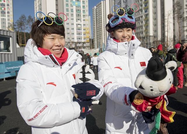 周洋(左)将担任中国代表团旗手