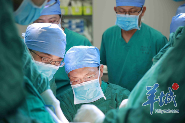 重口味!广州小伙蹲厕所玩手机太久 不料长出尾