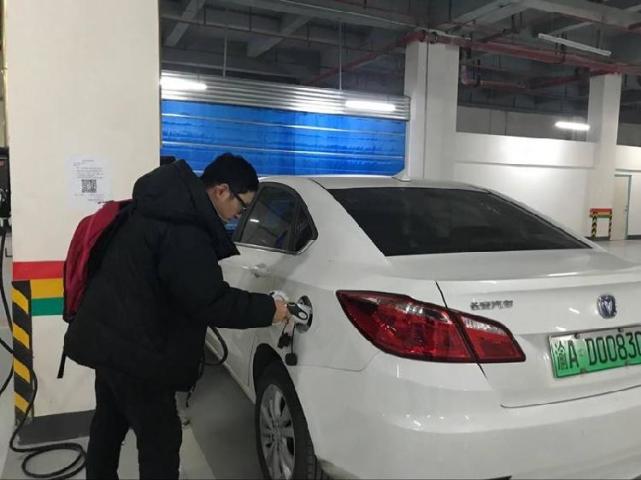 重庆首个互联网模式充电站投用 可用APP自助充电