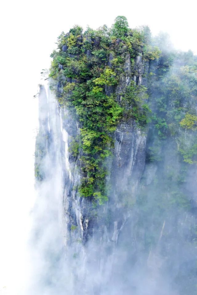 峡谷里悬崖绝壁,令人胆战心惊…