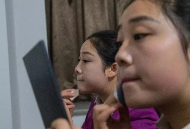 这对双胞胎姐妹花的生日蛋糕没点蜡烛 背后的故事令人动容