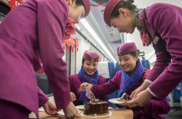 这对双胞胎姐妹花的生日蛋糕没点蜡烛 背后的故事令人动容