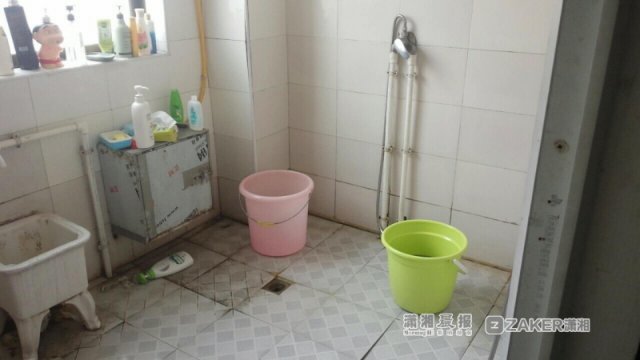 学生吐槽长沙一艺校不能洗澡 工作人员:洗澡是