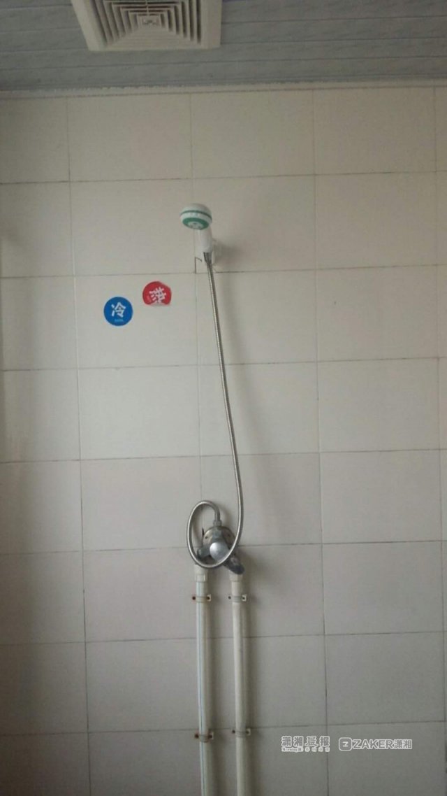 学生吐槽长沙一艺校不能洗澡 工作人员:洗澡是