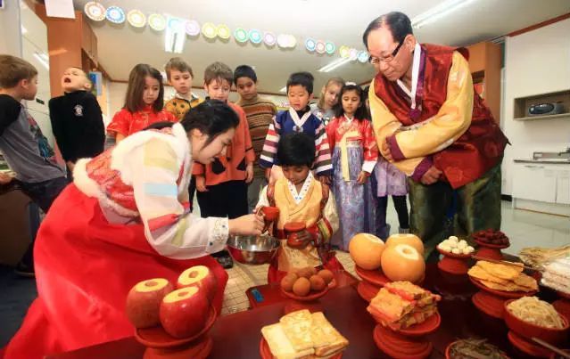 韩国人过年也有春运,送亲友洗发水都不送酒