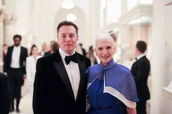 被誉为第二个乔布斯的埃隆马斯克他的妈妈才是真超人