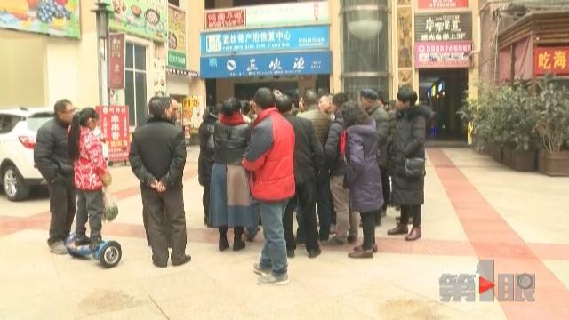 这家连锁市场还没开业就欠款 市民穿着拖鞋就来讨