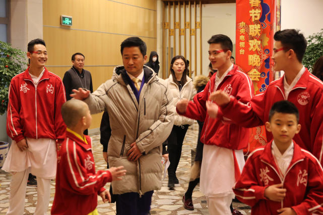 吴京现身央视春晚第四次联排 给河南塔沟武校58名学员送鼓励