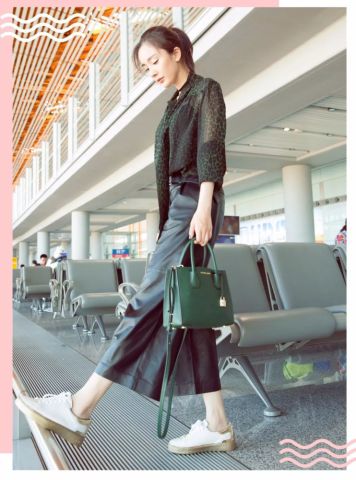 从翻译官到谈判官,杨幂承包了你的所有职场穿