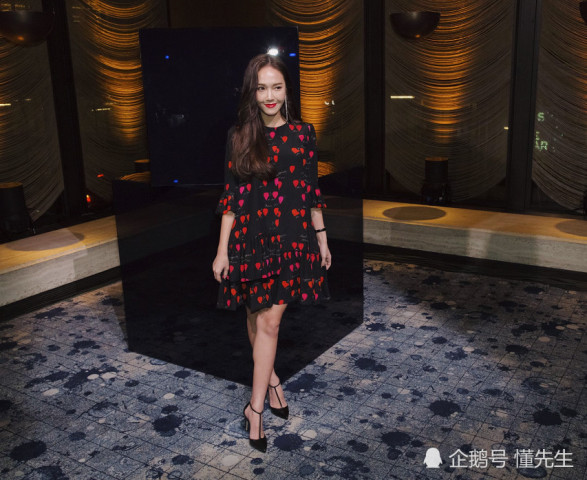 韩国女星郑秀妍时装周穿私服会好友,尽显优雅