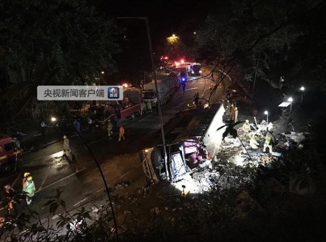 香港大埔公路事故巴士已拖离现场 警方在场继续搜查