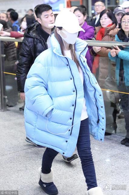 李小璐风波后现身机场十分低调 戴口罩包裹严实一路紧挽妈妈