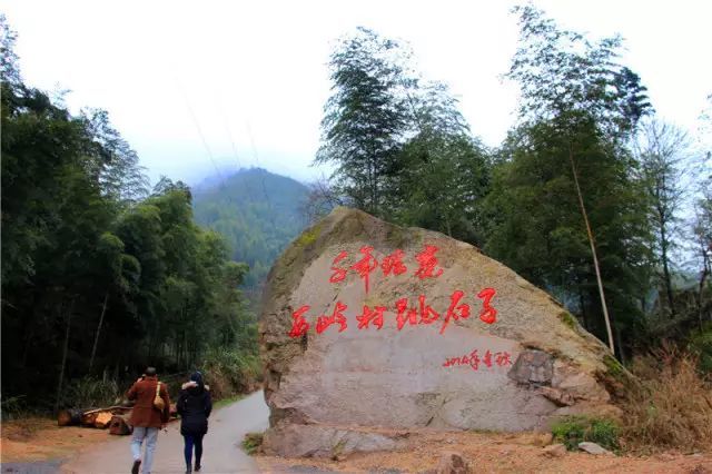 莽山瑶族乡跳石子自然村百年木屋民宿联系方式:13707354817地址:宜章