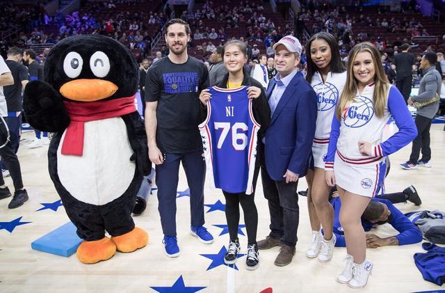 直击-76人新春贺岁感动中国球迷 舞狮队有46年