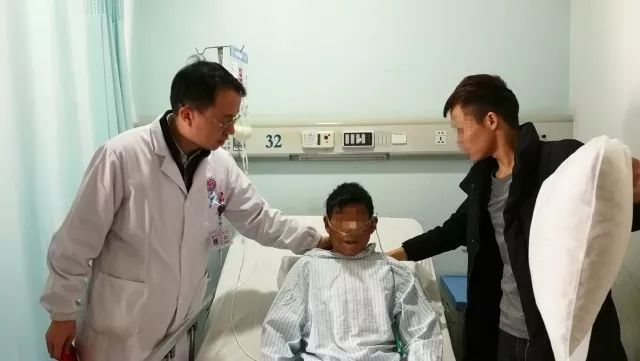 娄底一男子吃鸡吞入鸡骨险夺命 花费数万元手