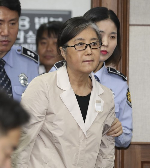 韩法院对崔顺实进行一审宣判 判其有期徒刑20年
