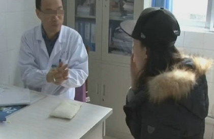 女子晚上吹空调,第二天打卡机无法识别脸部,怎