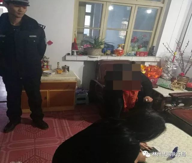 林州法院使计诱捕 女老赖成功被抓