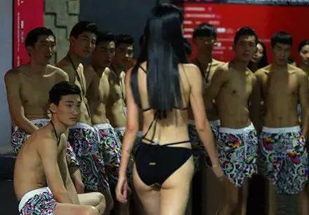 美女比赛脱内衣_美女内衣内裤半脱图片(3)