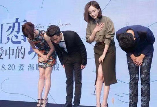 杨幂为什么总喜欢捂住胸口,看完这几张图你就会知道