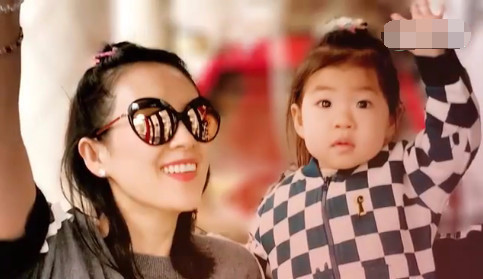 章子怡陪女儿唱歌给大家拜年,醒醒稚嫩的声音