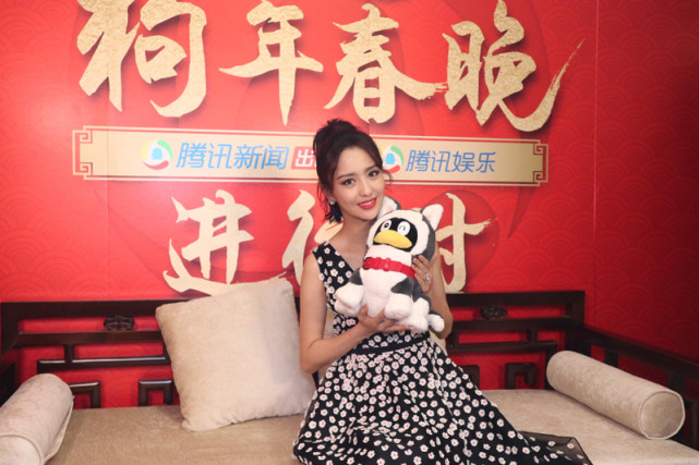 佟丽娅为上春晚做足准备:睫毛胶粘刘海 胶带绑鞋子