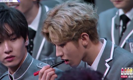 偶像练习生蔡徐坤嘴干找唇膏,张艺兴暗中观察
