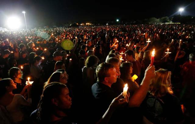美佛州校园枪击案后 烛光集会人群呐喊:不再要