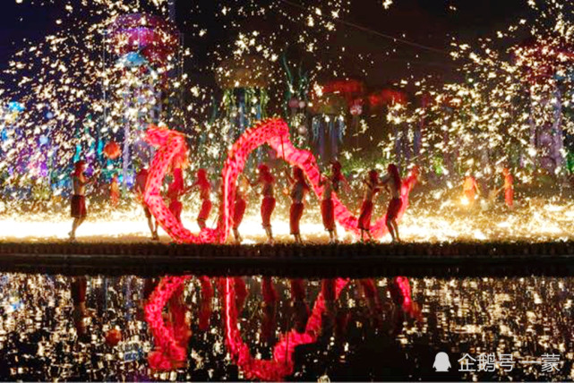 北京欢乐谷奇幻灯光节上演非遗大戏,火龙钢花