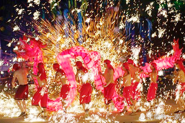 北京欢乐谷奇幻灯光节上演非遗大戏,火龙钢花