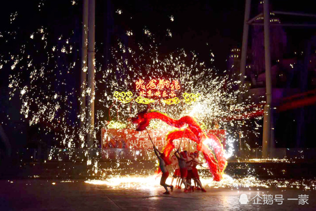 北京欢乐谷奇幻灯光节上演非遗大戏,火龙钢花