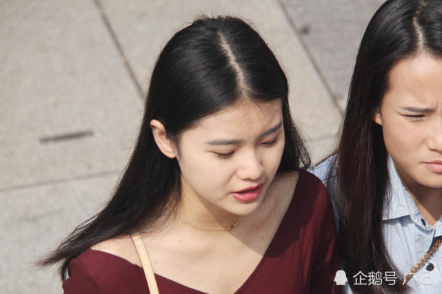 广州最高温近30度 美女穿上背心短裤